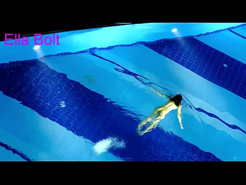 ❤️ Handikwanise kumira kuona, mudiki blonde akabatwa achishambira asina kupfeka muELLA BOLT resort pool kwatiri  ﹏
